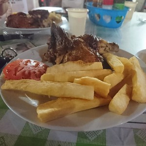 Pollo rostizado con yuca frita