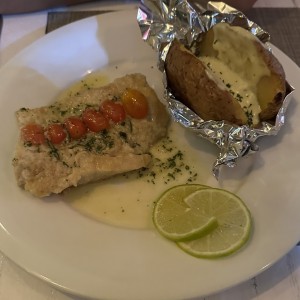 Corvina  con romero y tomates frescos