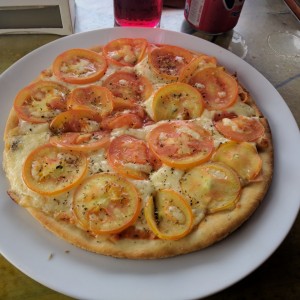 Pizza napolitana con tomate 