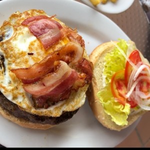 hamburguesa completa con huevo y bacon