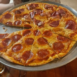 Pizza mitad peperoni, mitad Luna Rossa.