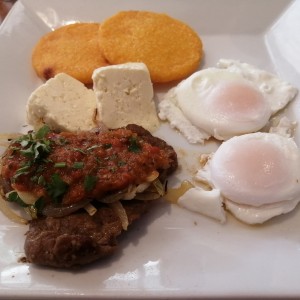 Huevos benedictos, tortillas, queso nacional y bistec