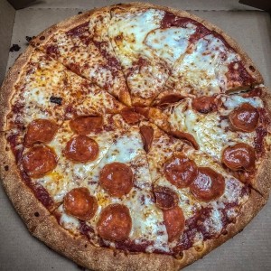 Pizza de queso y peperonni