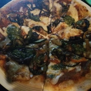 Pizza Ohh Veggies(succini, Chile morron & cebolla morada con chimichurri y tomate)