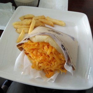 Arepa catira (pollo + queso cheddar)
