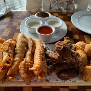 Sampler Fish And Chips, Wings, Dedos de queso y Nuggets.