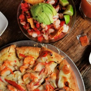 pizza de camarón y ceviche