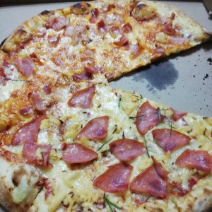 pizza ahumada y de Tocino chedar