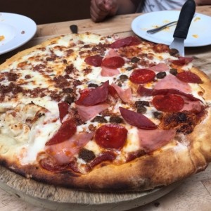 Pizza Mitad Carnes / Quesos