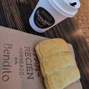 pan con Pollo y Café Americano. 