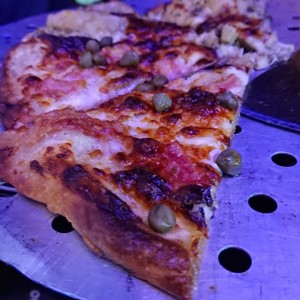 Pizza de alcachofa y mitad de anchoas 