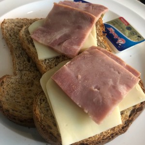 Pan Integral con jamon y queso mozarella