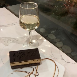 Pastel Opera: chocolate y almendra. Vino Blanco
