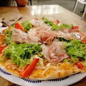 Pizza de jamón proisutto