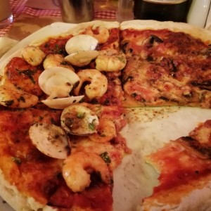 Pizza de camarones y almejas/ mitad de longaniza italiana
