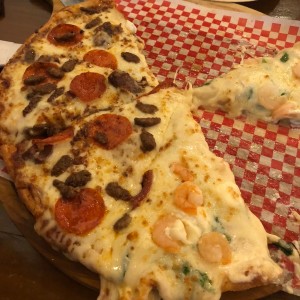 Combinación pizza con camarones y BBQ meat lover