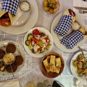Gyro de cordero, falafel, ensalada griega y entrada de camarones