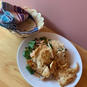 Pollo a la plancha con arroz y vegetales