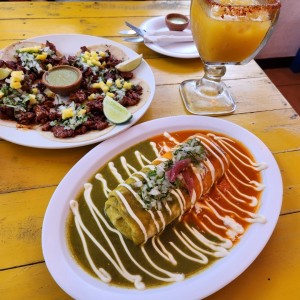 Burrito Salseado y Tacos al Pastor con Bebida natural de mango