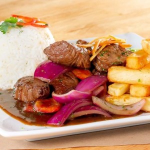 Platillo bandera de la Gastronomía Peruana... A base de Lomito salteado al wok. Acompañado de crocantes papas fritas y una generosa porción de arroz granado.... 😉😉😉