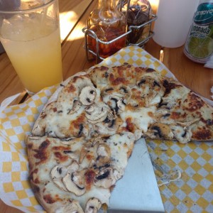 TOD FLANDER Pizza de Hongos en Salsa Alfredo