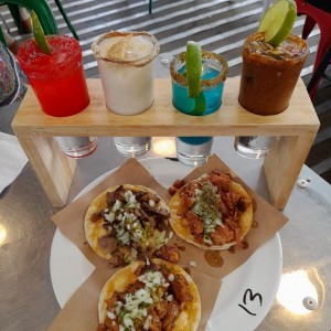 Tacos y flight de bebidas 
