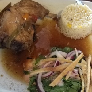 pollo encebollado con arroz y ensalada del dia