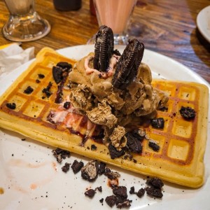 Wafle con bola de helado y oreo