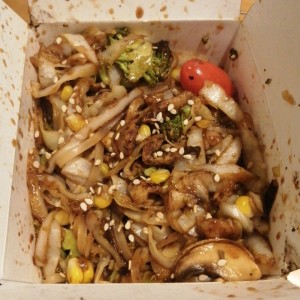 wok fideo de arroz, pollo, tomates, brócoli y champiñones