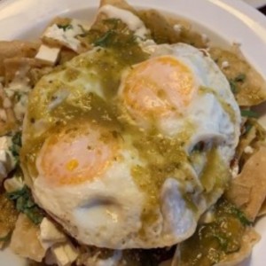 100% Mexicanos - Chilaquiles con huevo