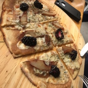 pizza con pera, mora y queso