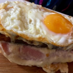 Huevos con pan y queso 