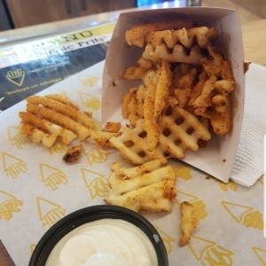 Waffle Fries con aderezo Alioli