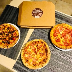 Pizza artesanal jamon, peperoni y vegetariana