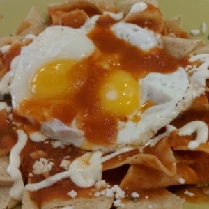 100% Mexicanos - Chilaquiles con huevo