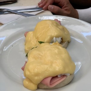 Desayunos Completos - Huevos Benedictinos