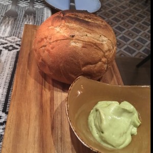 Pan con dip de aguacate y loroco