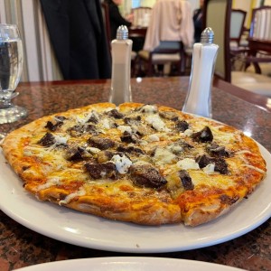 pizza 4 quesos y trozos de entraña angus - realmente espectacular