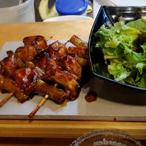 Yakitori de pollo y vegetales con salsa teriyaki
