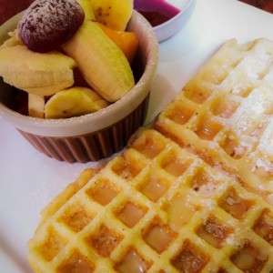 desayuno de waffles y frutas.