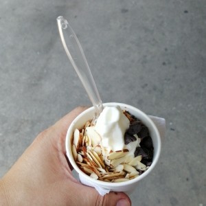 yogurt natural con chispas de chocolate, granola y almendras
