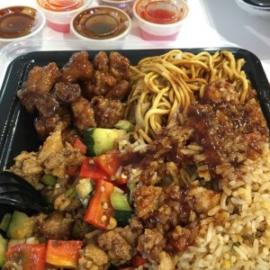 Kung Pao Chicken, orange chicken, arroz frito y chao mein