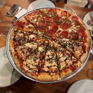 Pizza mitad Balsamico con Tocino mitad Da Vinci