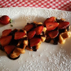 Waffles Belgas con Chocolate y Fresas