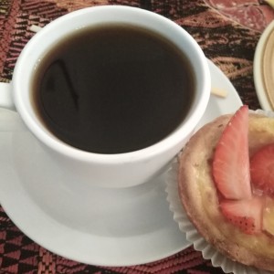Café y tartaleta de frutas 