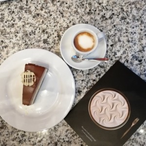 Machiato con pastel de chocolate blanco y negro
