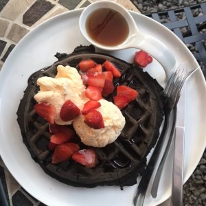 Waffle de Chocolate con Helado y Fruta