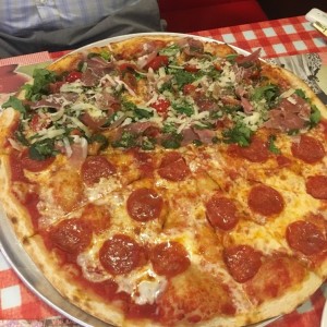 Pizza Peperoni y Mamma Rosa