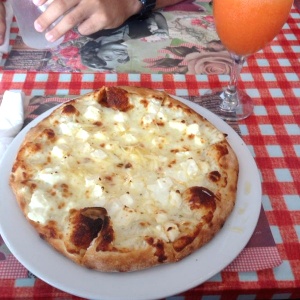 Pizza Quattro Formaggi y Licuado de Papaya