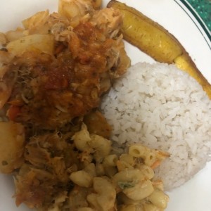 Bacalao, arroz con coco, coditos y tajada